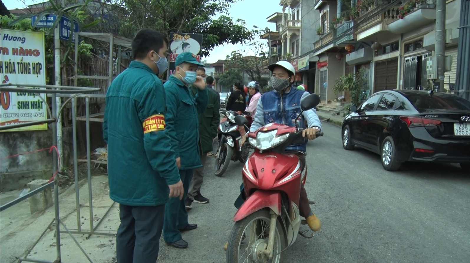 Thị trấn Tam Sơn tuyên truyền nhân dân tạm dừng hoạt động chợ phiên trung tâm.