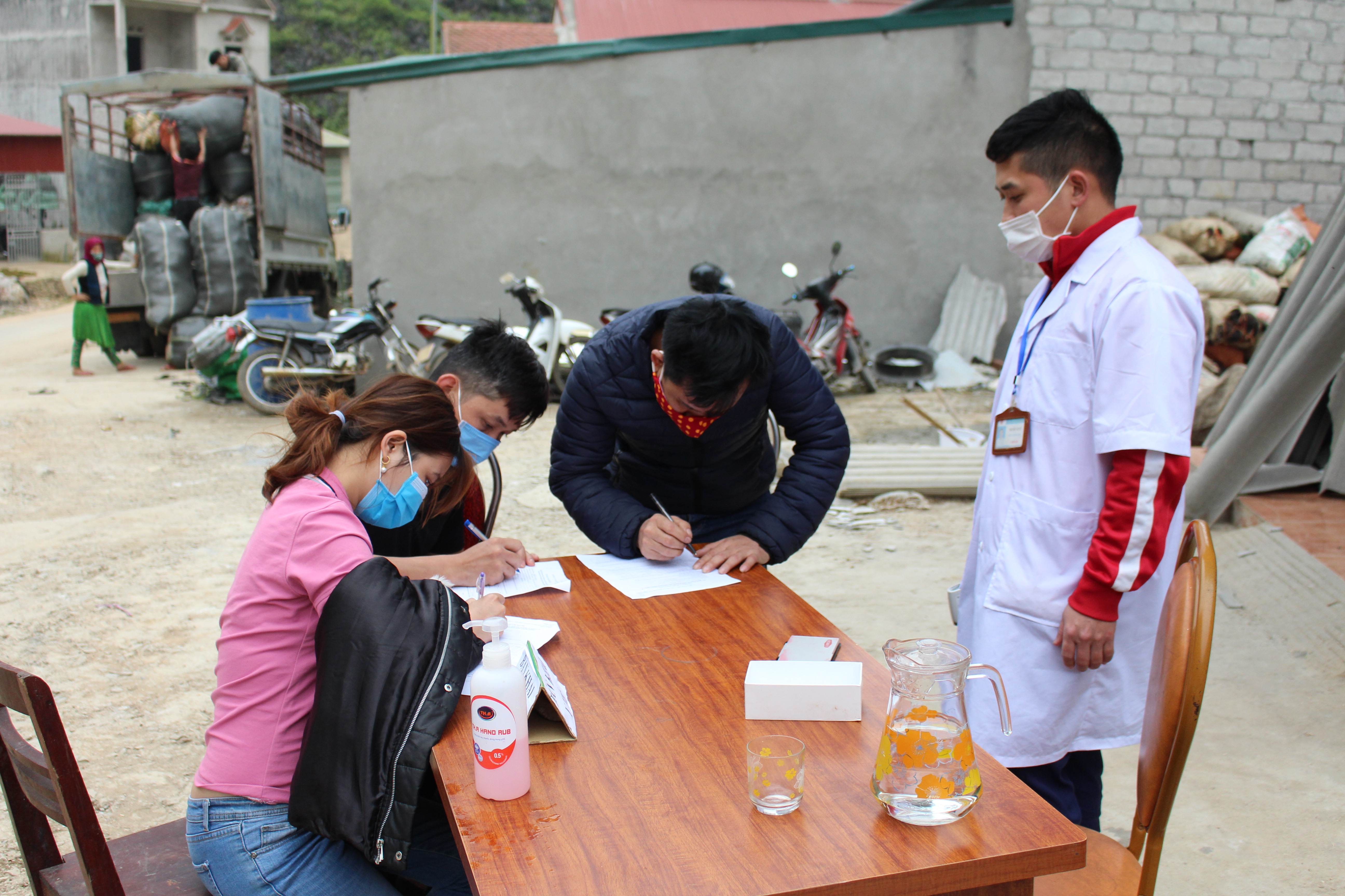 Người dân tiến hành khai báo y tế tại chốt kiểm soát xã Sủng Máng địa phận giáp ranh huyện Đồng Văn