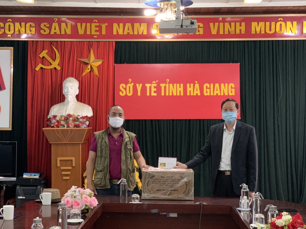 Ông Nguyễn Xuân Bốn trao tặng quà cho đại diện Sở Y tế để trao cho BVĐK huyện Đồng Văn