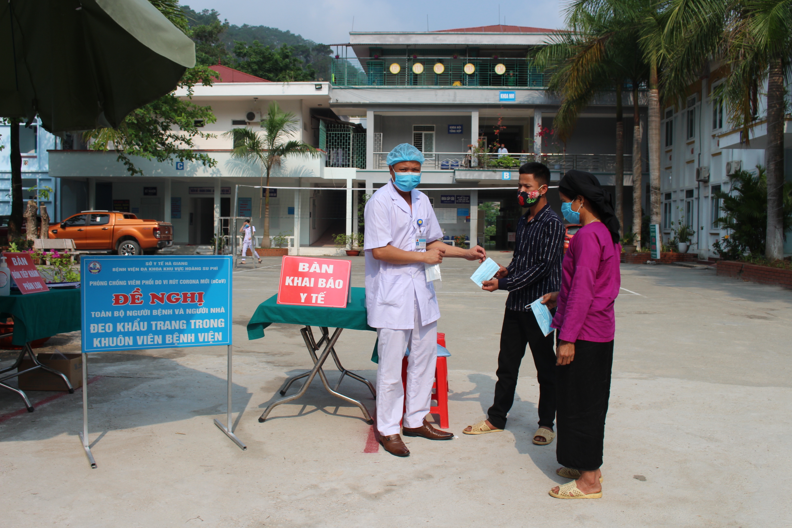 Bệnh viện ĐKKV Hoàng Su Phì phát khẩu trang miễn phí hỗ trợ người dân phòng chống dịch Covid-19