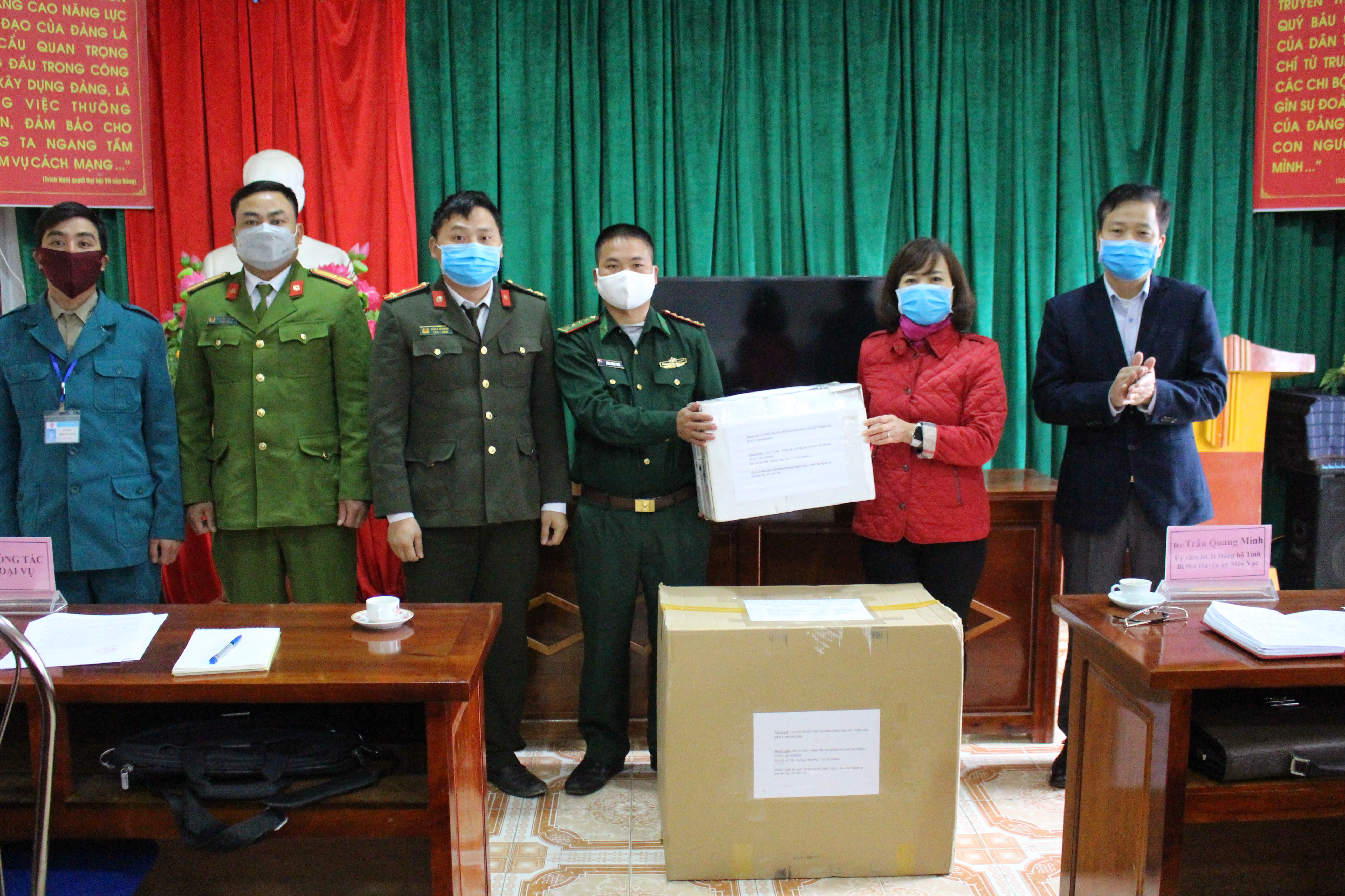 Giám đốc Sở Ngoại vụ Lý Thị Lan, lãnh đạo huyện Mèo Vạc trao hỗ trợ và khẩu trang cho các lực lượng làm nhiệm vụ phòng, chống dịch Covid-19 tại xã Xín Cái, Thượng Phùng (Mèo Vạc)