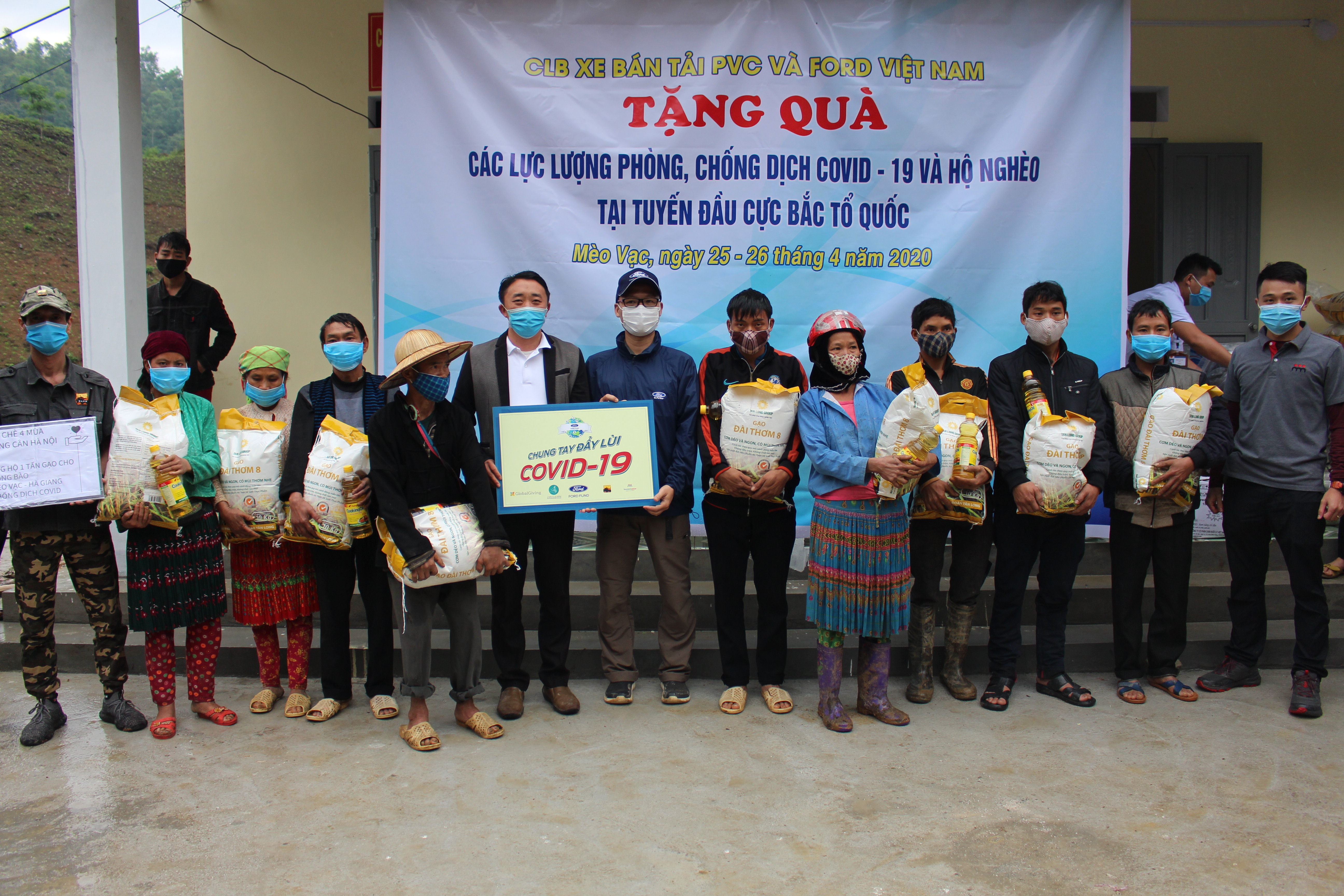 Đại diện Câu lạc bộ PVC và Công ty Ford Việt Nam trao tặng quả cho lực lượng phòng, chống dịch tại chốt kiểm soát xã Sủng Máng (Mèo Vạc)