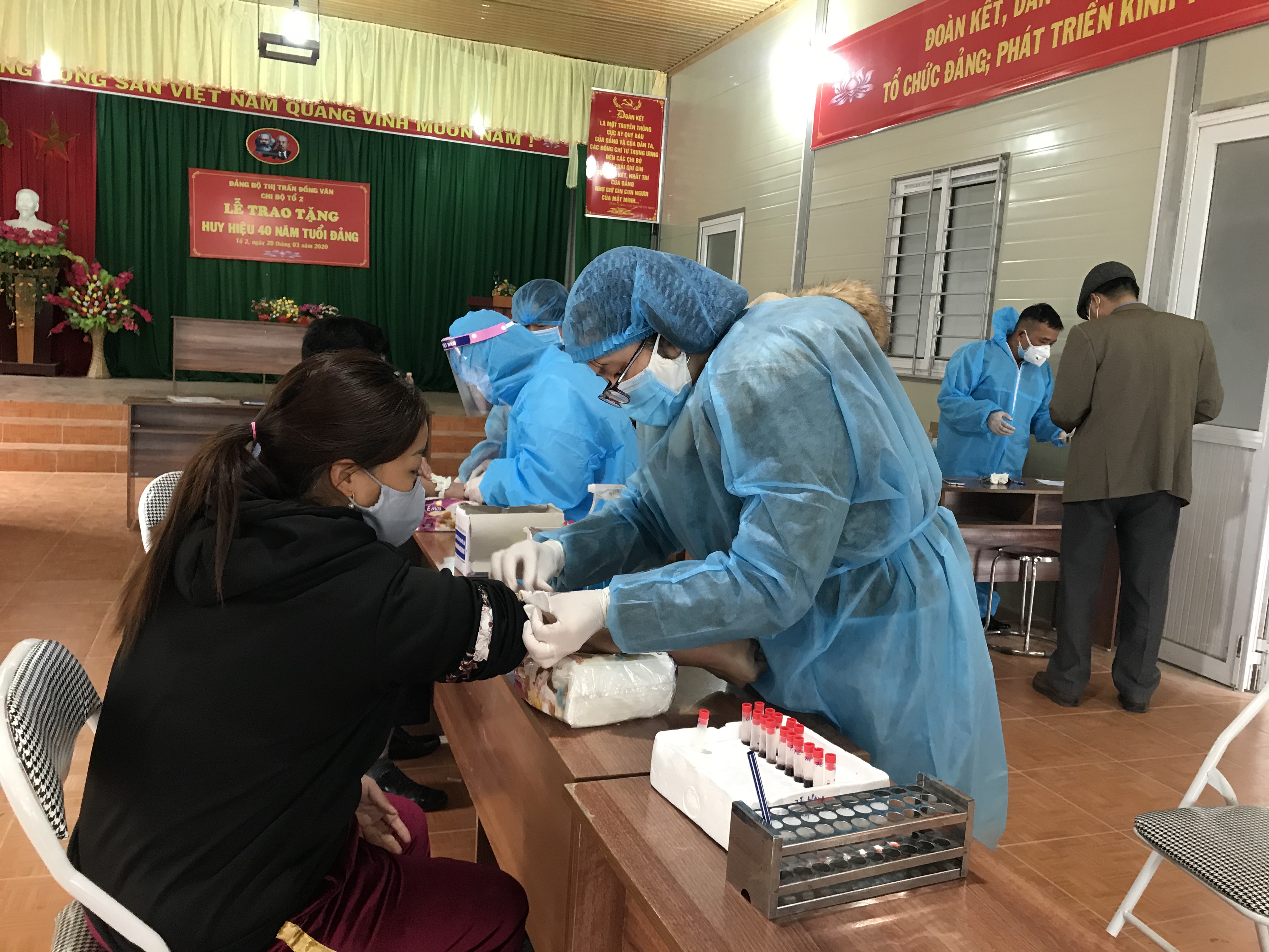 Tiến hành xét nghiệm sàng lọc Covid-19 trên địa bàn huyện Đồng Văn