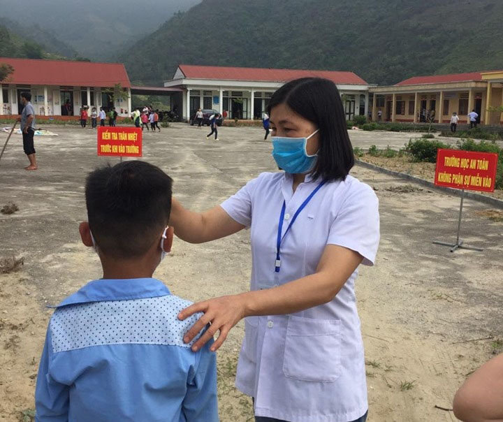 Công tác phòng chống dịch bệnh tại các trường học trên địa bàn huyện Vị Xuyên trong ngày đầu tiên đi học trở lại của học sinh các cấp