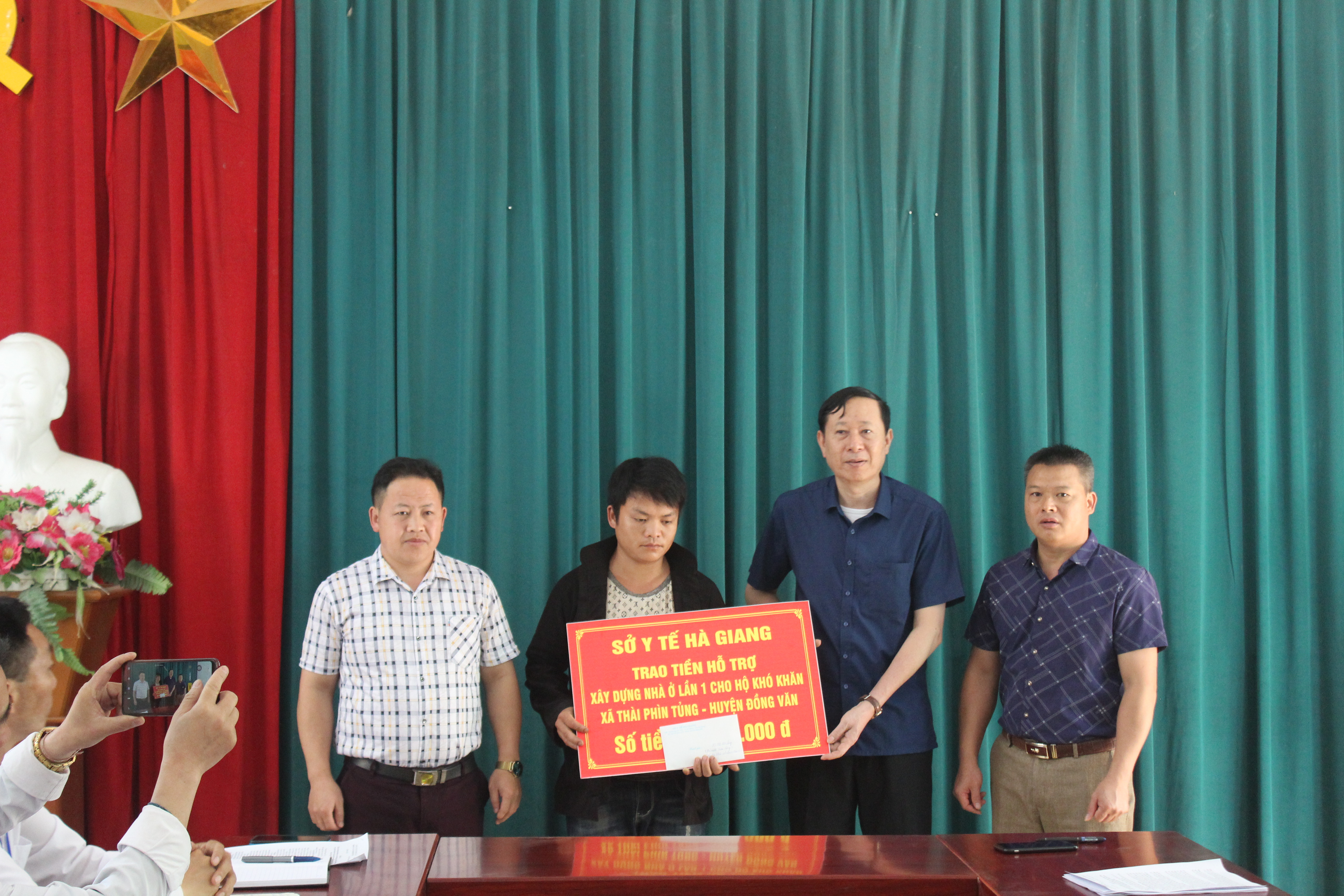Đoàn công tác của Sở Y tế đã đến thăm, làm việc và trao kinh phí hỗ trợ xây nhà cho hộ nghèo tại xã Thài Phìn Tủng, huyện Đồng Văn