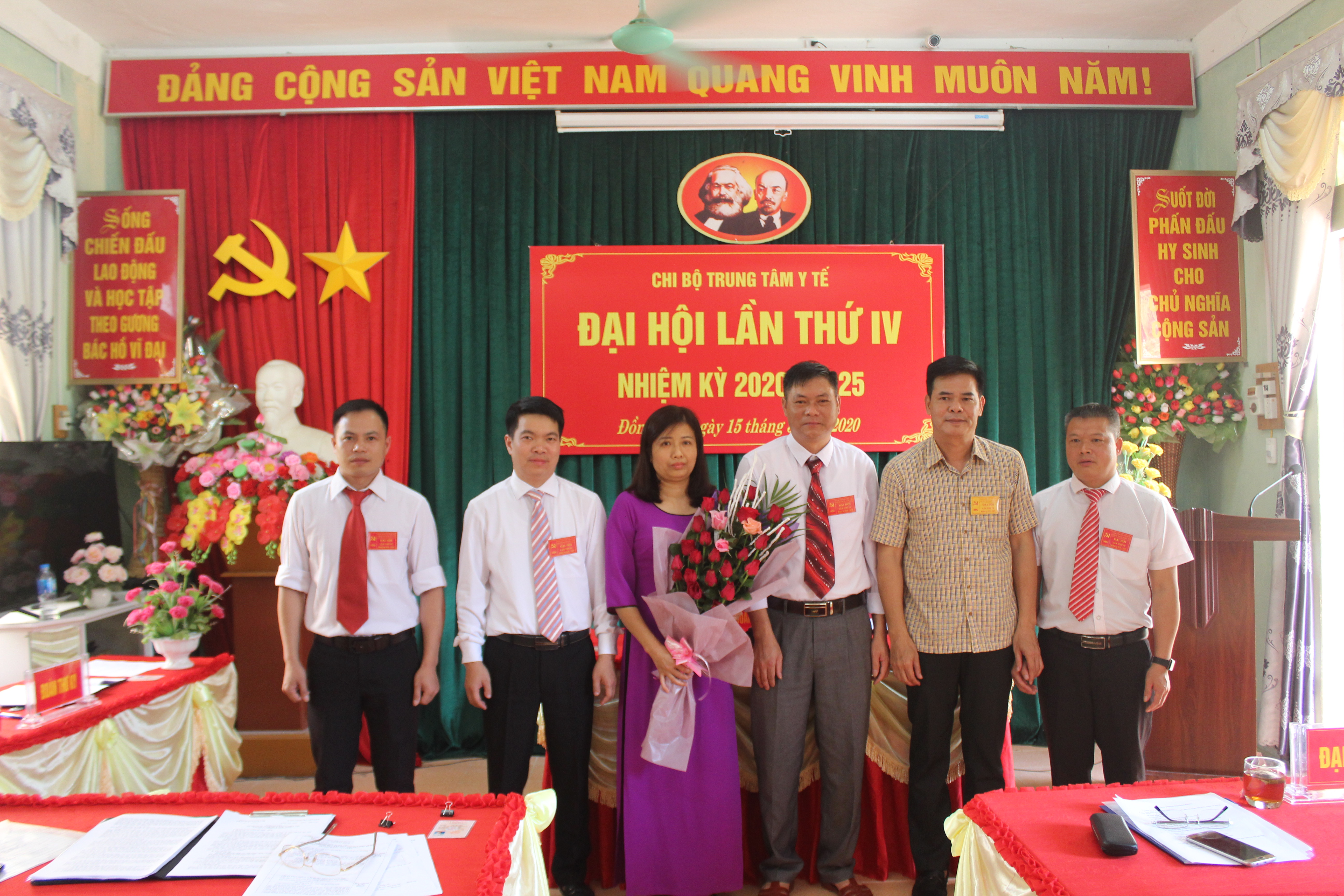 Đồng chí Nguyễn Trung Ngọc, Ủy viên BTV Huyện ủy, Phó Chủ tịch UBND chụp ảnh lưu niệm cùng Ban Chi ủy TTYT huyện nhiệm kỳ 2020-2025