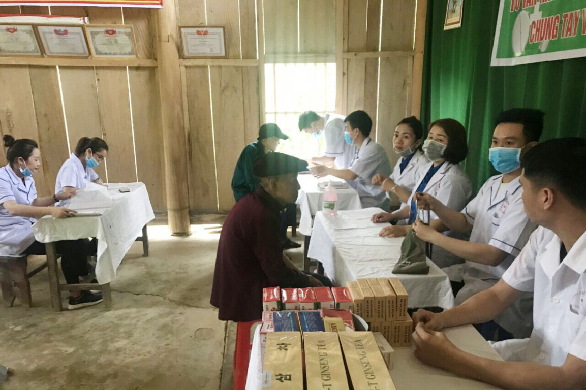 Các thầy thuốc trẻ khám và tư vấn sức khỏe cho người dân xã Yên Cường