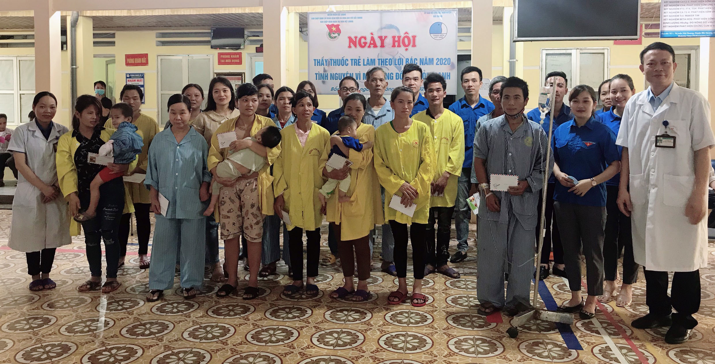 Chi đoàn Thanh niên bệnh viện ĐKKV Bắc Quang trao quà cho người bệnh