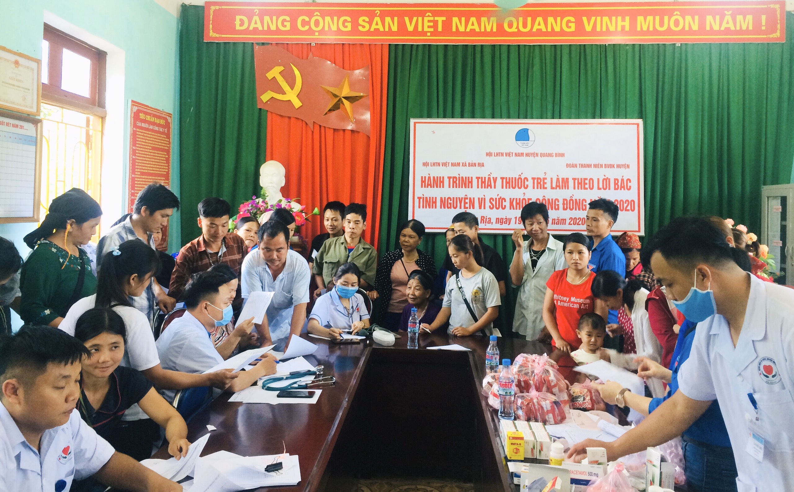 Đoàn Thanh niên BVĐK Quang Bình khám bệnh, cấp phát thuốc miễn phí cho người dân xã Bản Rịa