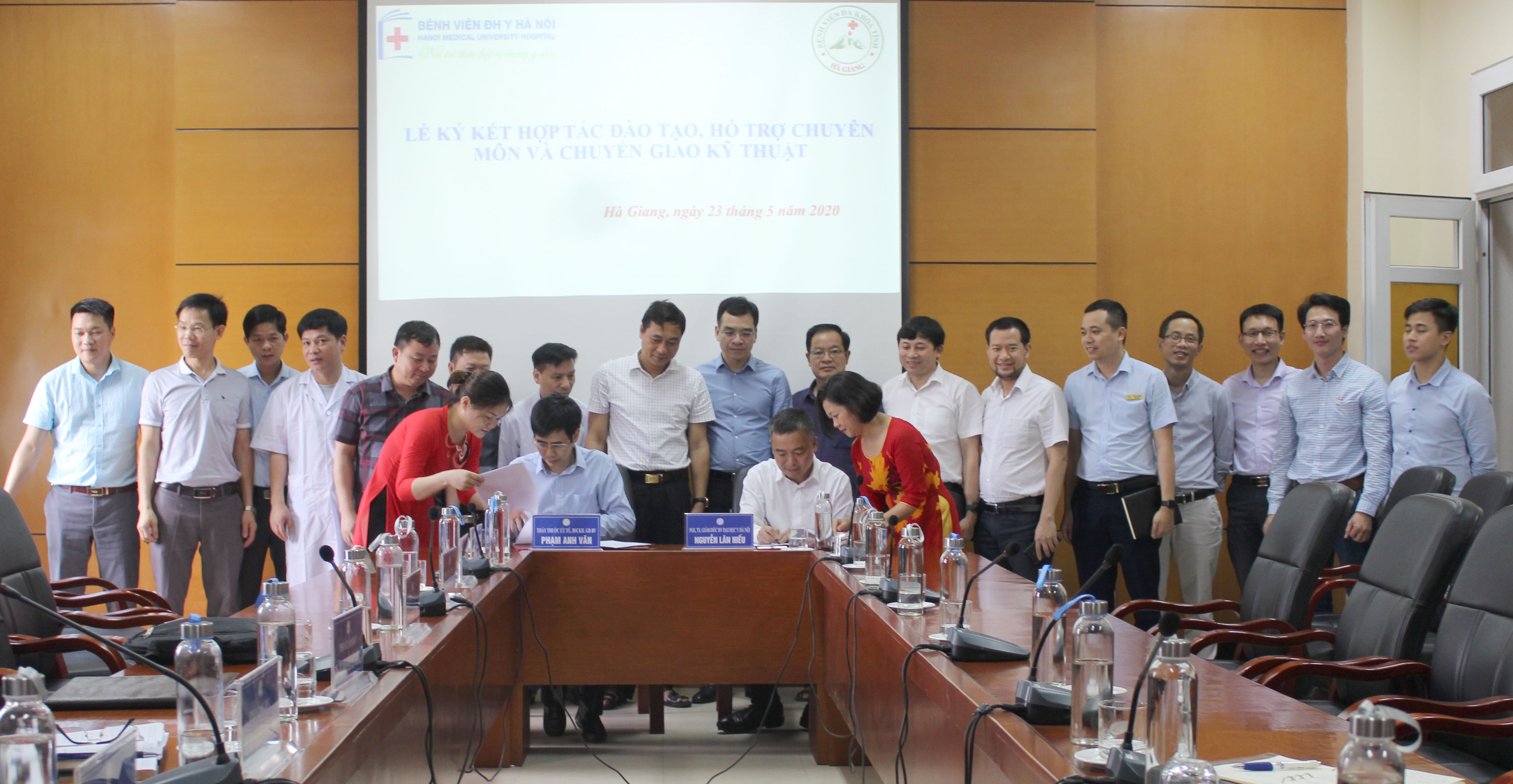 Đoàn công tác của Bệnh viện Đại học Y Hà Nội làm việc với bệnh viện đa khoa tỉnh