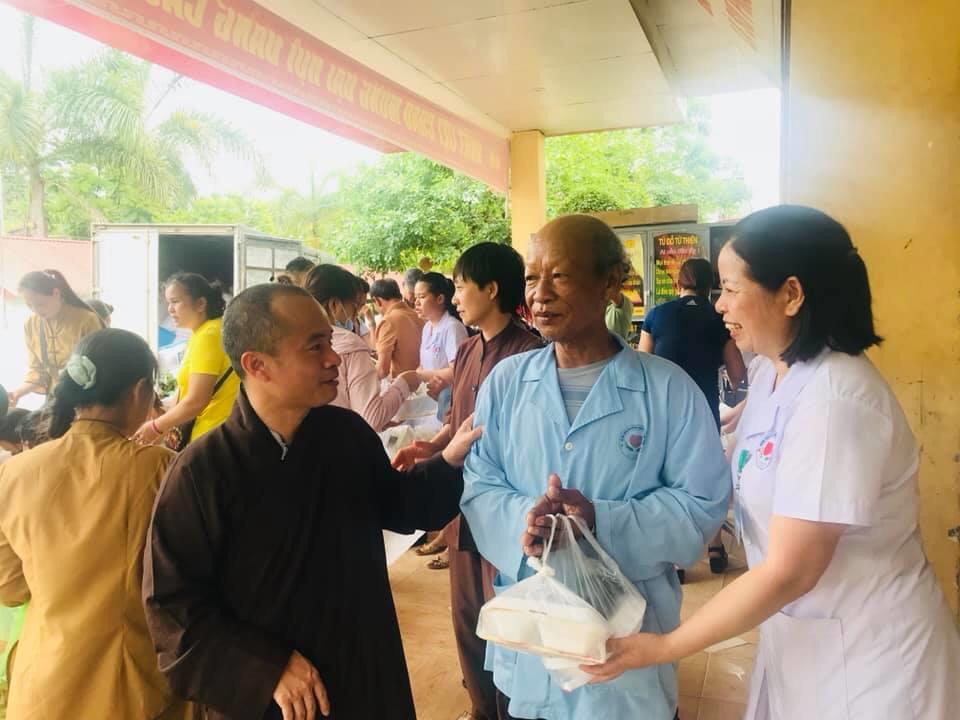 Y bác sĩ BVĐK Quang Bình và đoàn từ thiện phát cơm cho người bệnh và người nhà