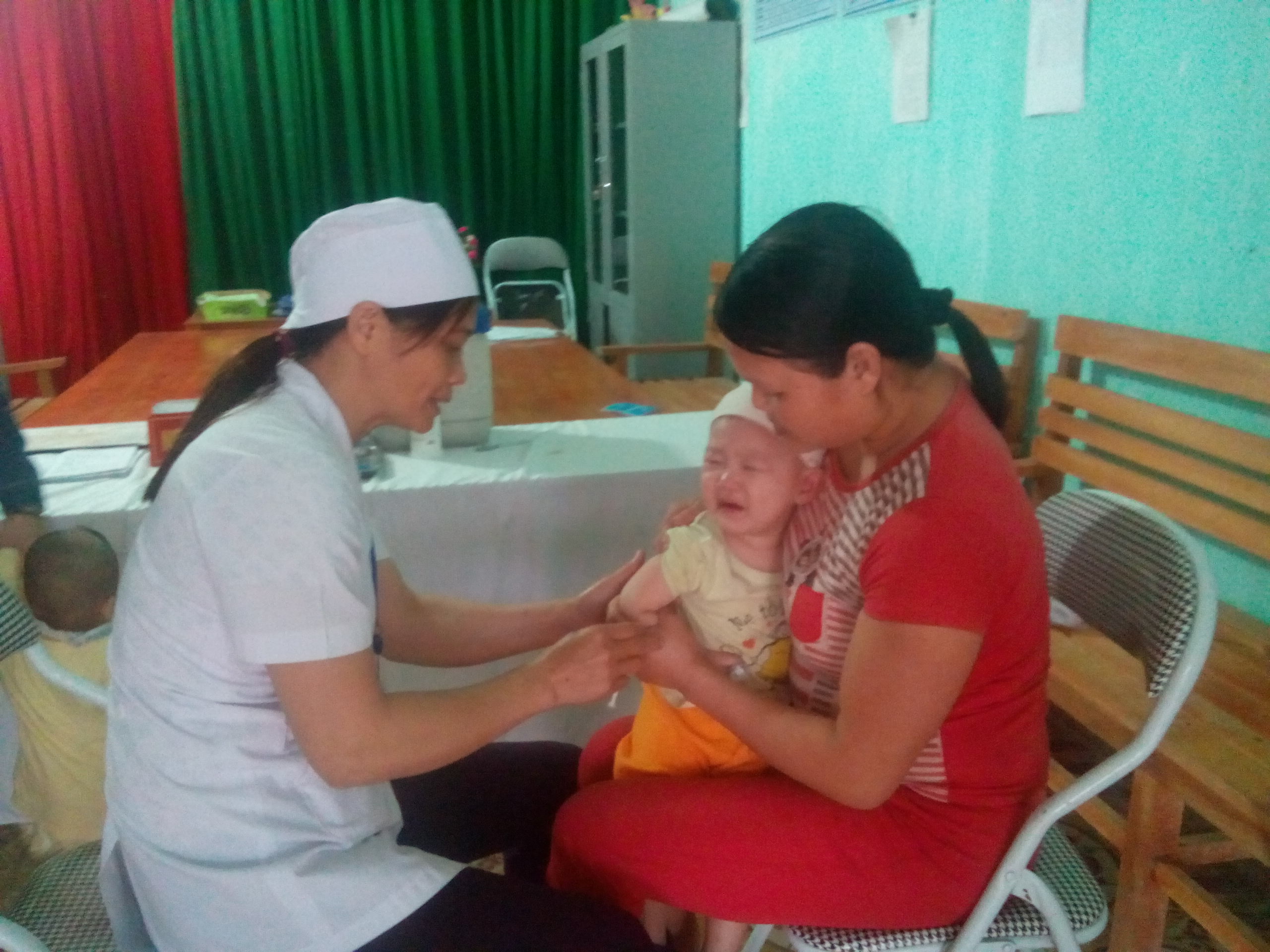Triển khai tiêm VNNB tại Trạm Y tế thị trấn Yên Bình 