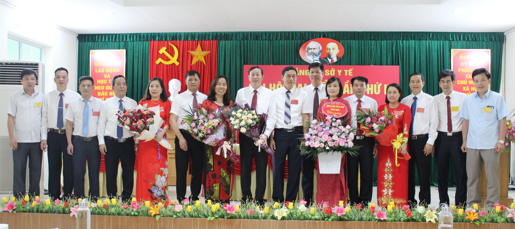 Đại biểu các Đảng bộ chụp ảnh lưu niệm với BCH Đảng  bộ Sở Y tế nhiệm kỳ 2020 - 2025
