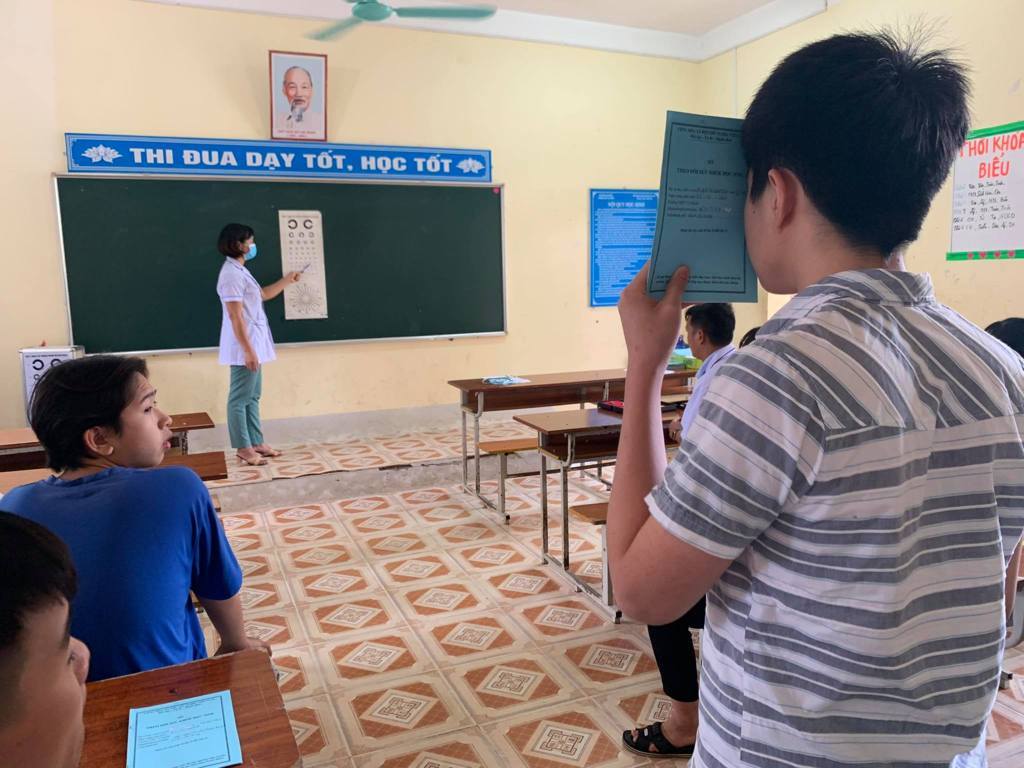 Trung tâm Y tế huyện Vị Xuyên tổ chức khám sức khỏe định kỳ cho học sinh và tuyên truyền phòng chống bệnh tật học đường