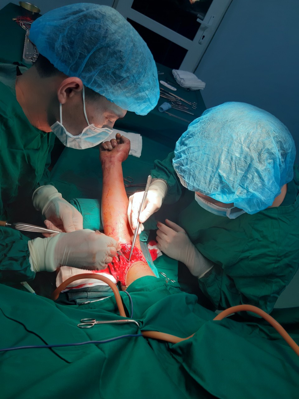 Phẫu thuật cho bệnh nhân tại Bệnh viện đa khoa tỉnh