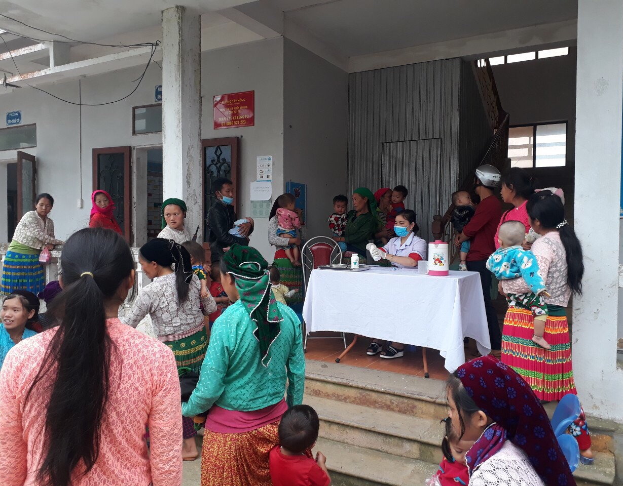 Tổ chức cân đo trẻ dưới 5 tuổi kết hợp uống Vitamin A và thuốc tẩy giun cho trẻ em tại Trạm Y tế xã Lũng Pù, huyện Mèo Vạc