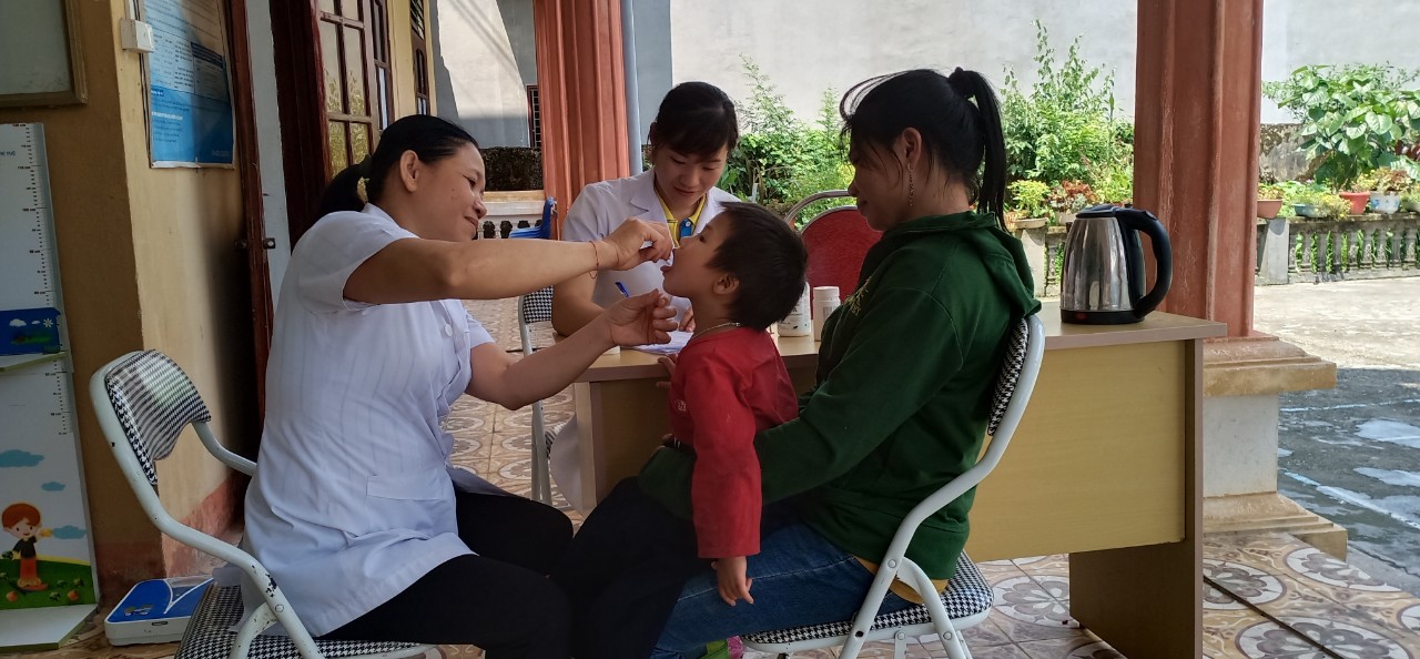 Cho trẻ uống Vitamin A tại Trạm Y tế xã Xuân Minh, huyện Quang Bình  