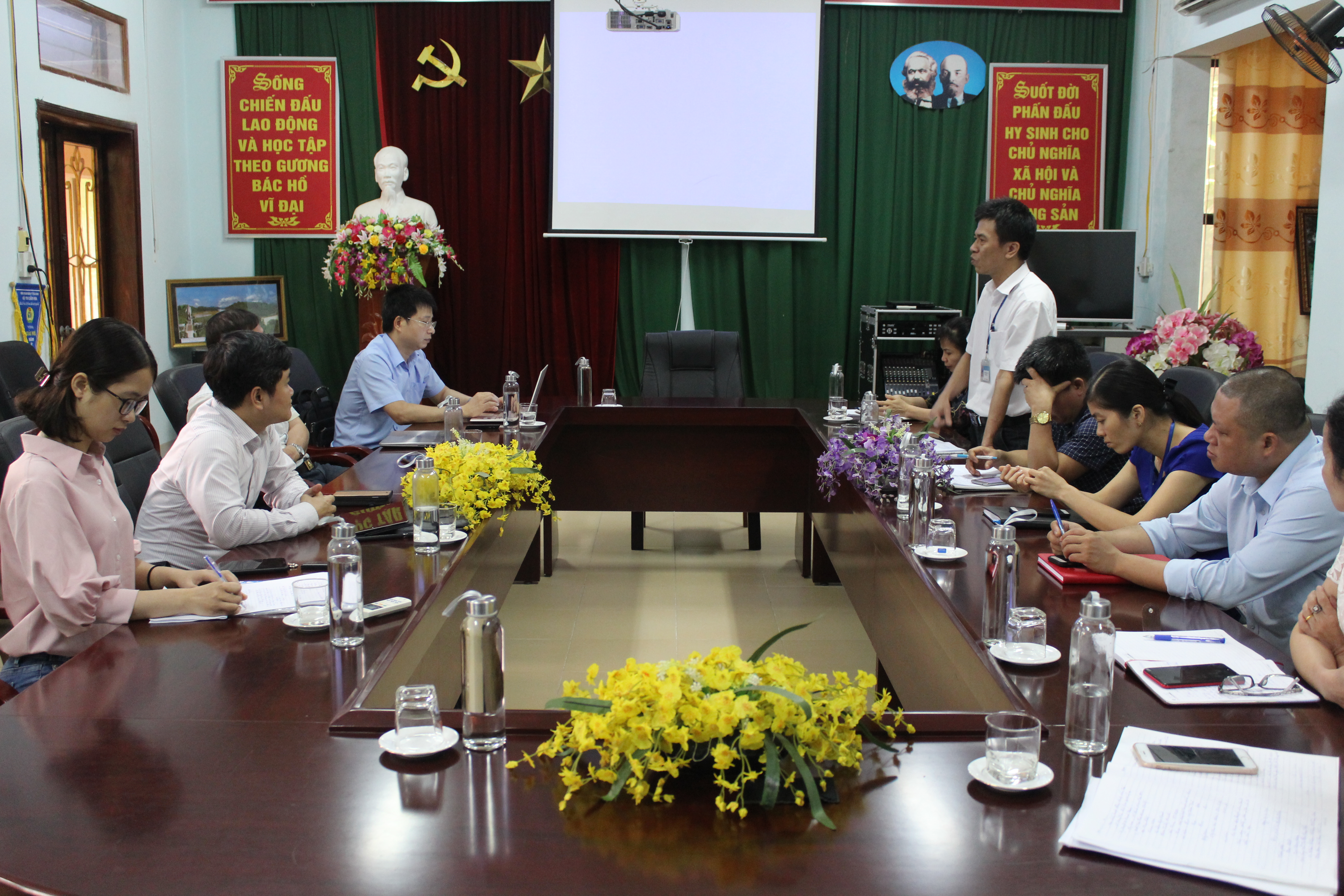Bs. Nguyễn Xuân Thu, Phó Giám đốc Trung tâm Kiểm soát bệnh tật tỉnh phát biểu tại buổi làm việc