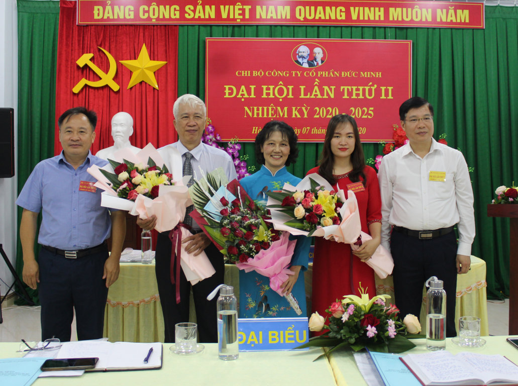 Đại biểu tặng hoa chúc mừng Ban Chi ủy nhiệm kỳ 2020 - 2025