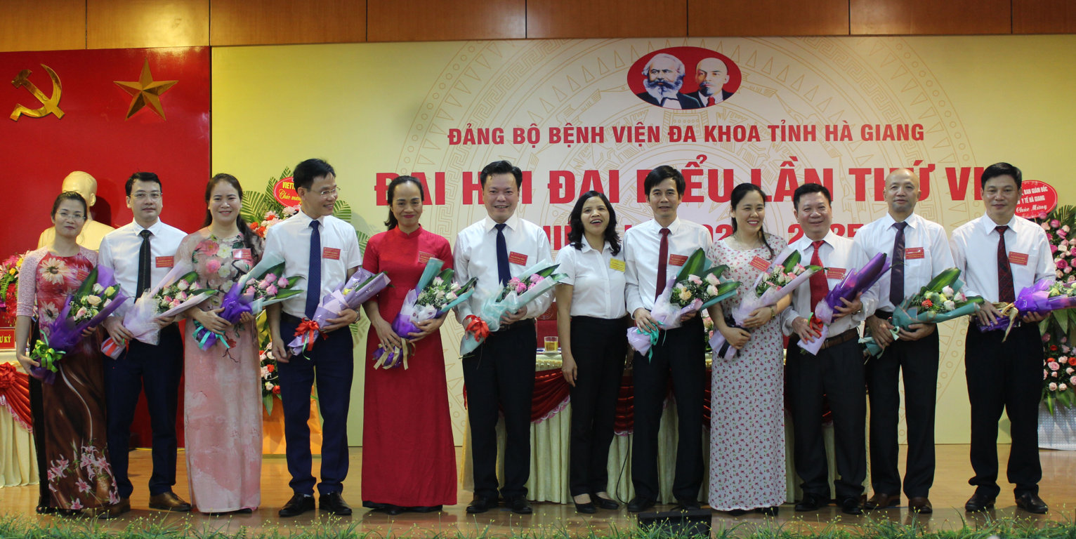 Đ/c Lê Thị Chính, Ủy viên BTV, Trưởng ban Tổ chức Đảng ủy khối CQ-DN tặng hoa và chụp ảnh lưu niệm cùng BCH nhiệm kỳ 2020 - 2025