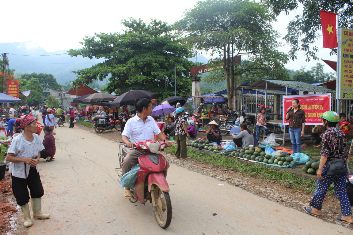 Cán bộ Trung tâm Kiểm soát bệnh tật tỉnh thực hiện tuyên truyền tại chợ phiên tại xã Trung Thành huyện Vị Xuyên