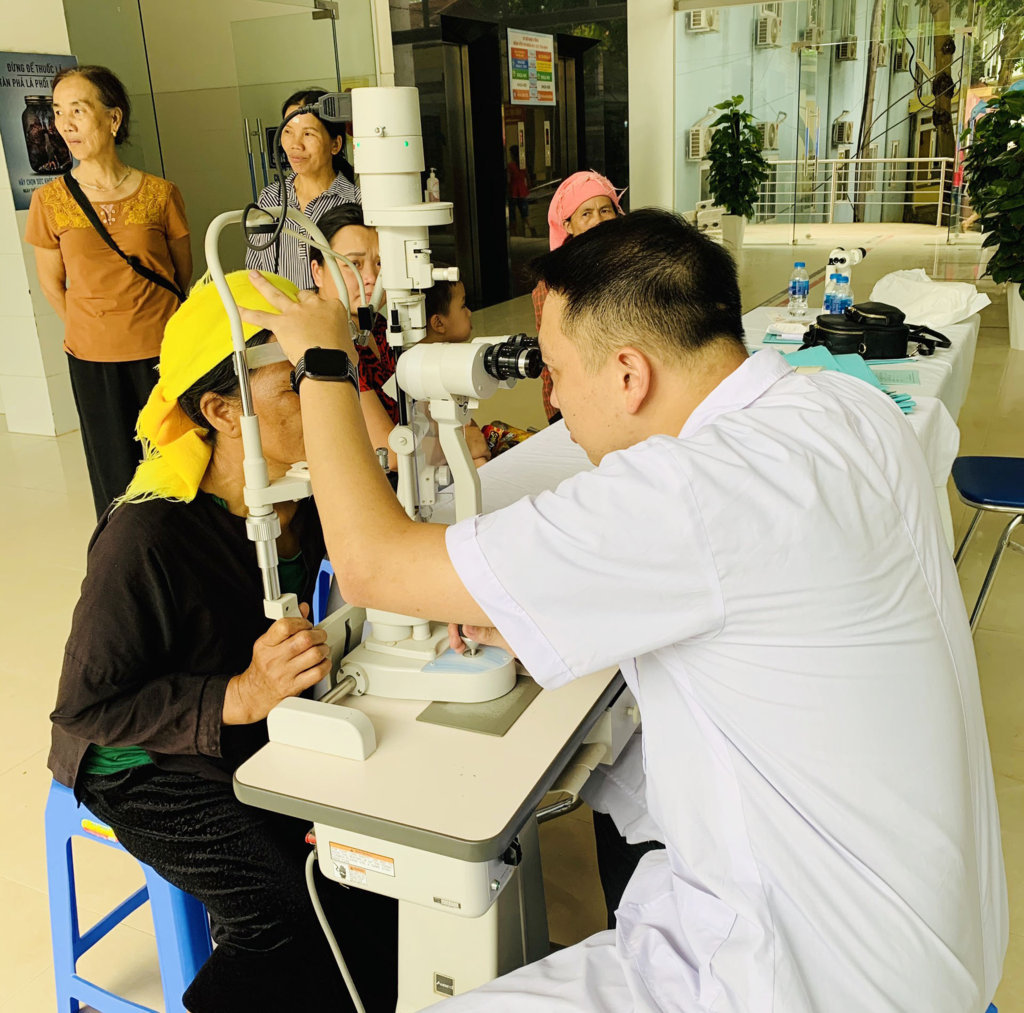 Bệnh viện Mắt phối hợp với Bệnh viện đa khoa huyện Yên Minh khám, điều trị các bệnh về mắt cho người dân trên địa bàn