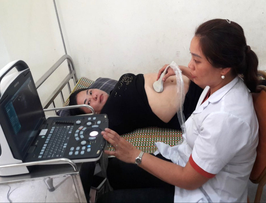 Cán bộ y tế siêu âm, tư vấn cho phụ nữ mang thai tại chiến dịch ở 
xã Quảng Ngần, huyện Vị Xuyên