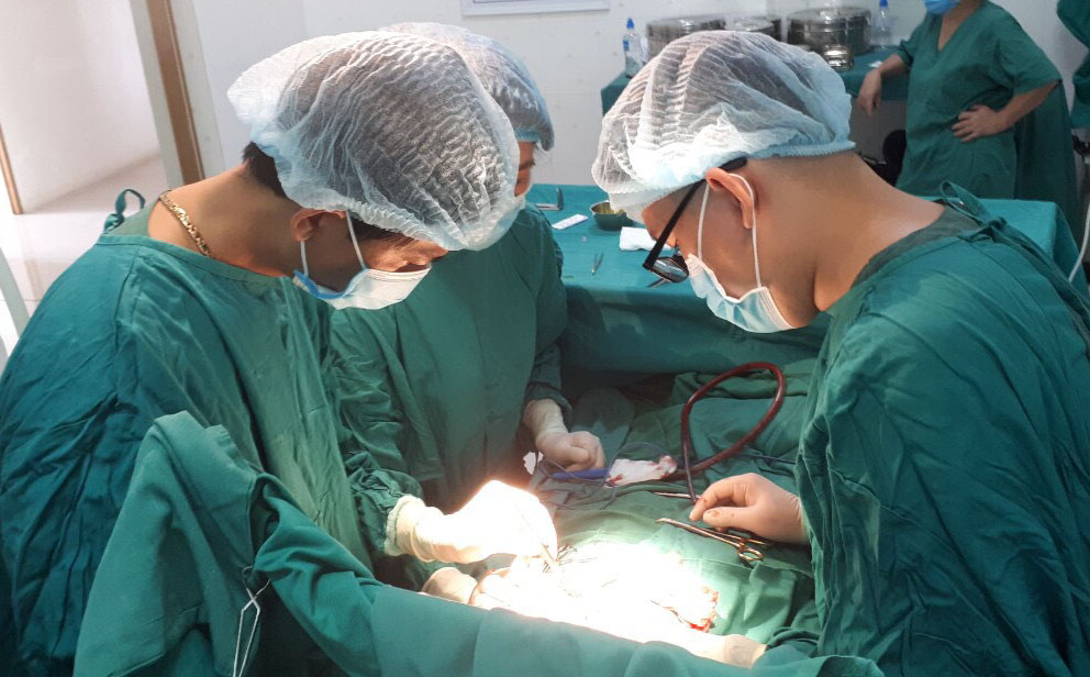 Các y bác sỹ Bệnh viện ĐKKV Bắc Quang phẫu thuật thành công cho  người bệnh HVE. sốc mất máu ngừng tim