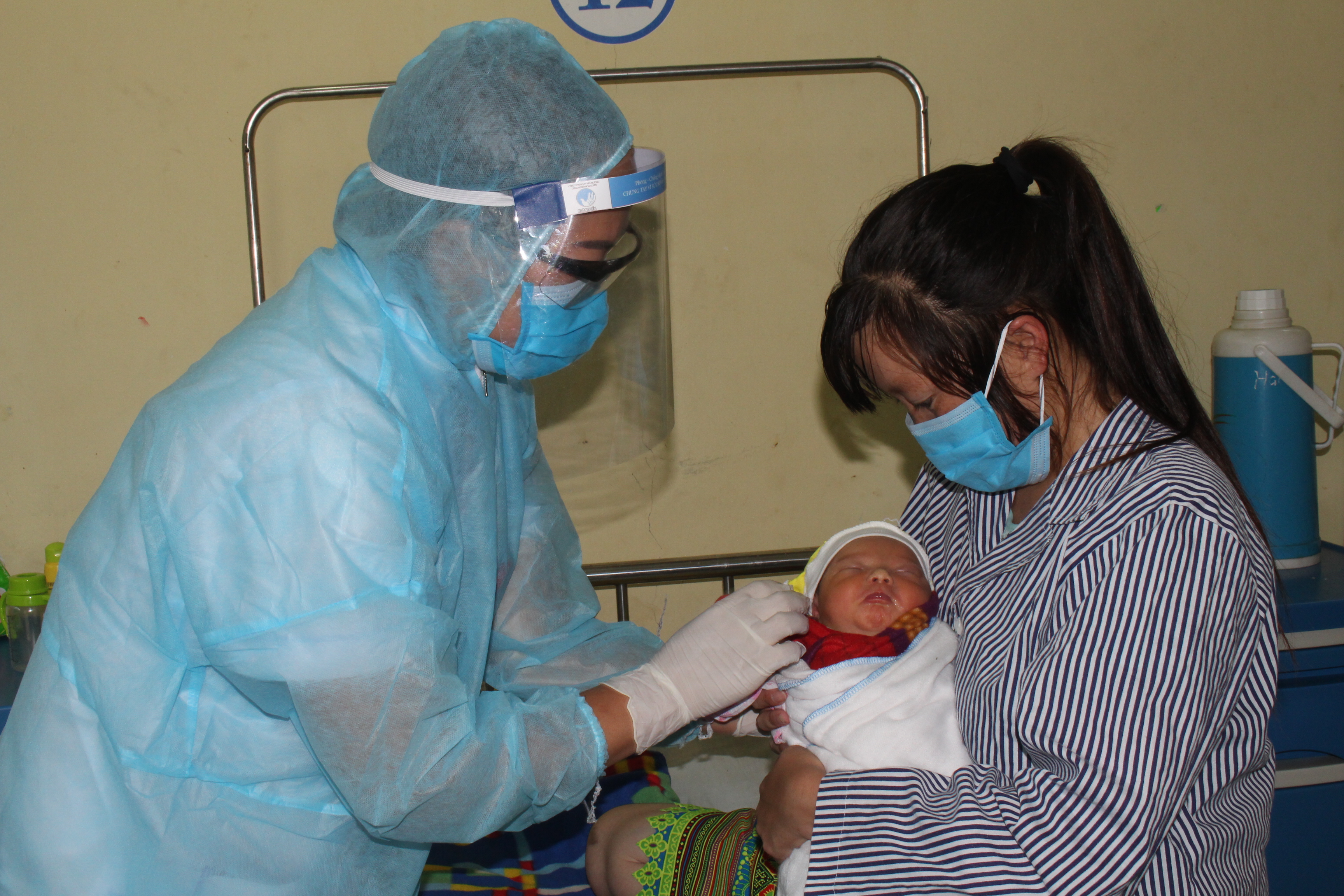 Sản phụ Giàng Thị S. hạ sinh cháu bé an toàn tại khu vực cách ly BVĐK huyện Mèo Vạc