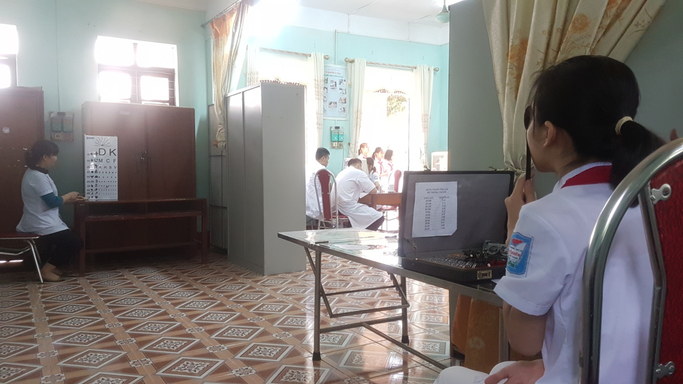 Tổ chức khám và tư vấn các bệnh về mắt tại trường Trung học cơ sở Yên Biên