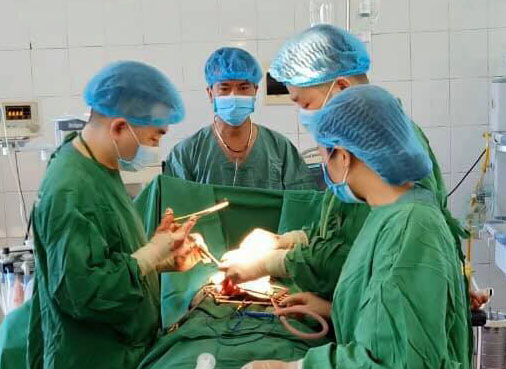 Các bác sĩ BVĐK huyện Quang Bình phẫu thuật cho người bệnh