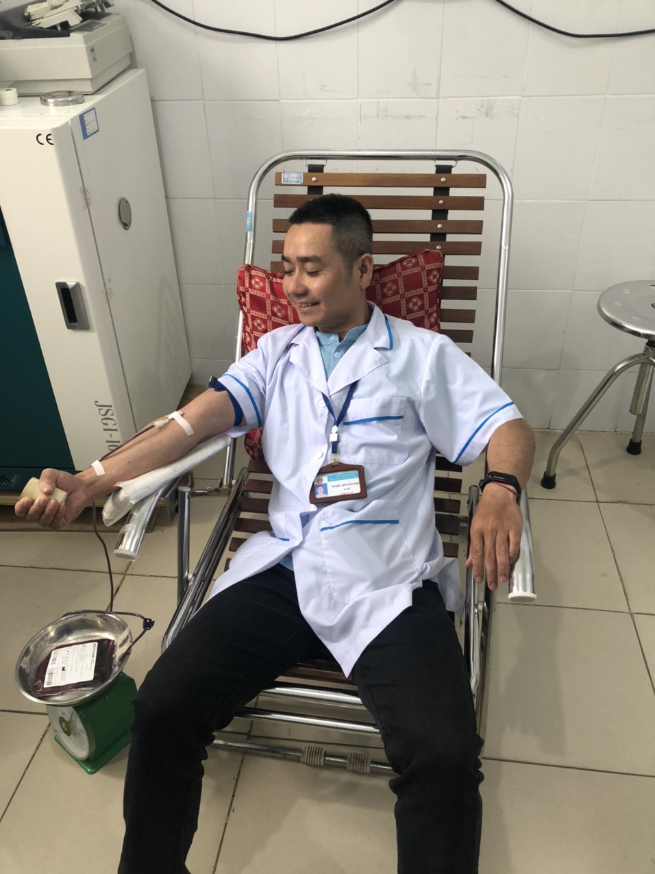 Cán bộ TTYT huyện Mèo Vạc hiến máu cứu người bệnh