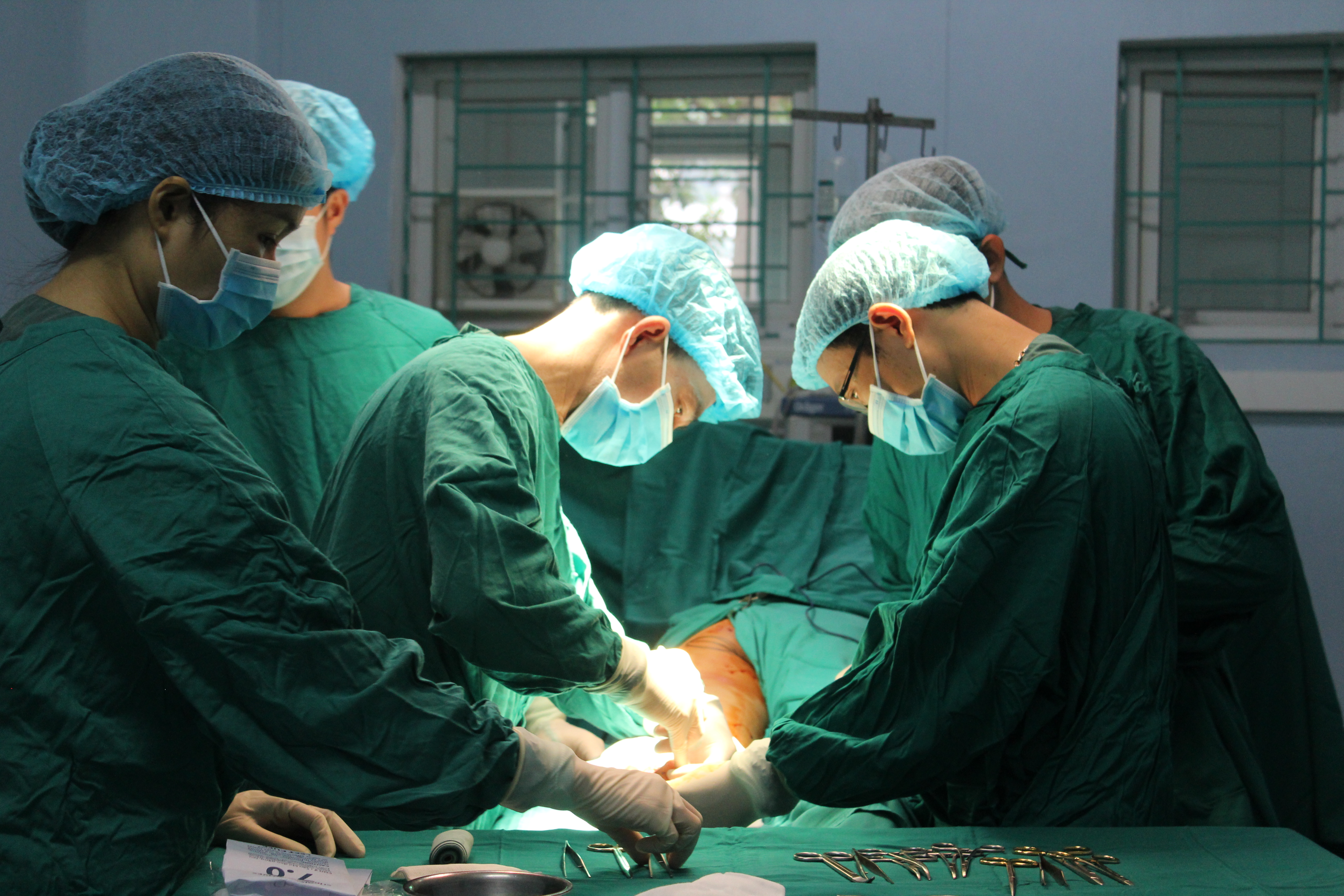 Các bác sĩ khoa Chấn thương chỉnh hình BVĐK tỉnh trực tiếp thực hiện ca phẫu thuật cho bệnh nhân