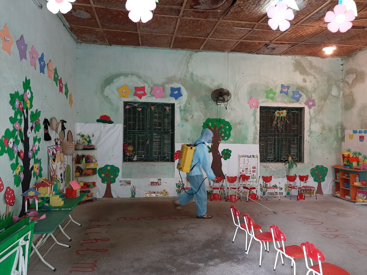 TTYT Hoàng Su Phì phun khử khuẩn tại điểm trường thôn Chà Hồ xã Tả Sử Choóng