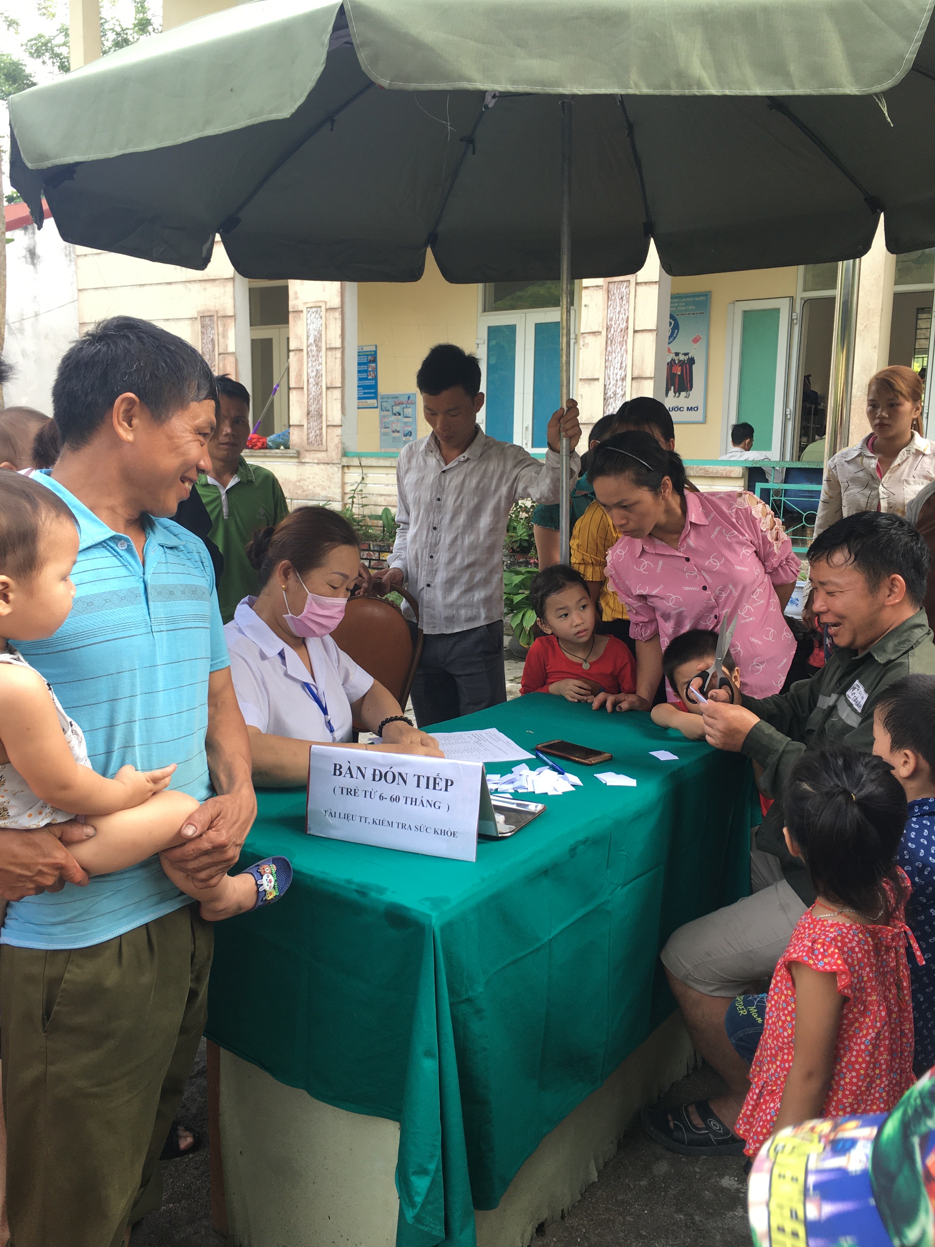 Cho trẻ bổ sung Vitamin A và tẩy giun kết hợp cân đo cho trẻ em dưới 5 tuổi tại Trạm Y tế xã Quảng Ngần, huyện Vị xuyên