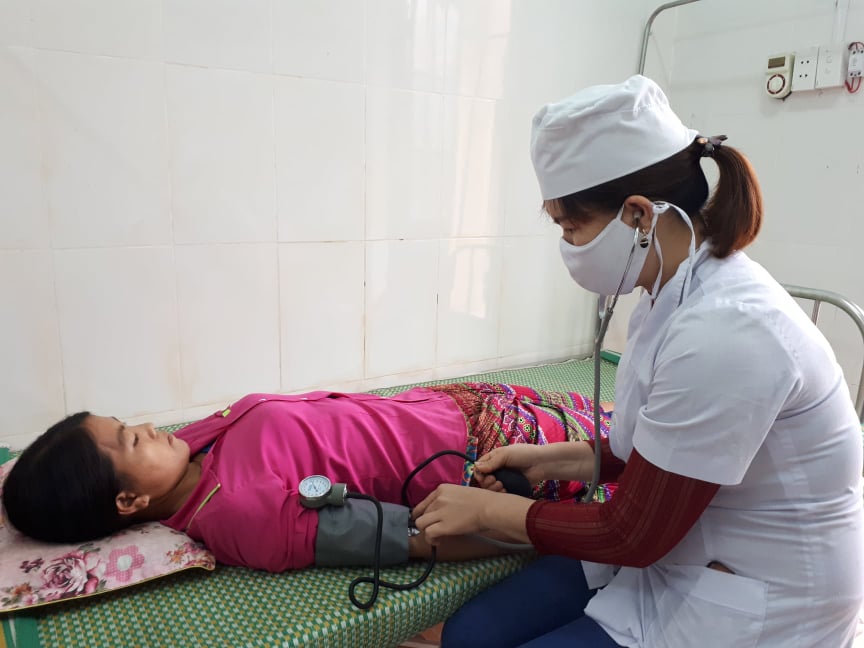 Khám bệnh BHYT cho người dân tại Trạm Y tế xã Yên Cường huyện bắc Mê