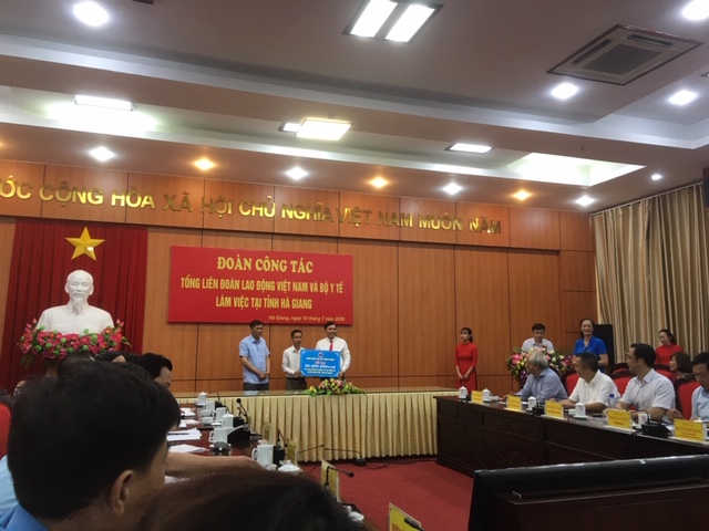 Đoàn công tác của Tổng Liên đoàn Lao động Việt Nam và Bộ Y tế làm việc tại Hà Giang