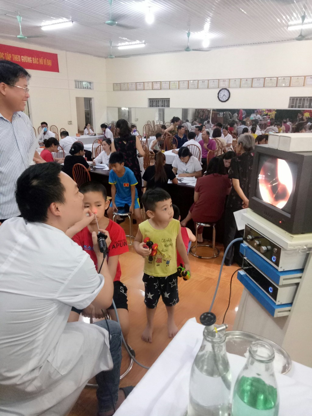 Cán bộ TTYT thành phố khám, lập hồ sơ sức khỏe theo nguyên lý y học gia đình tại phường Nguyễn Trãi