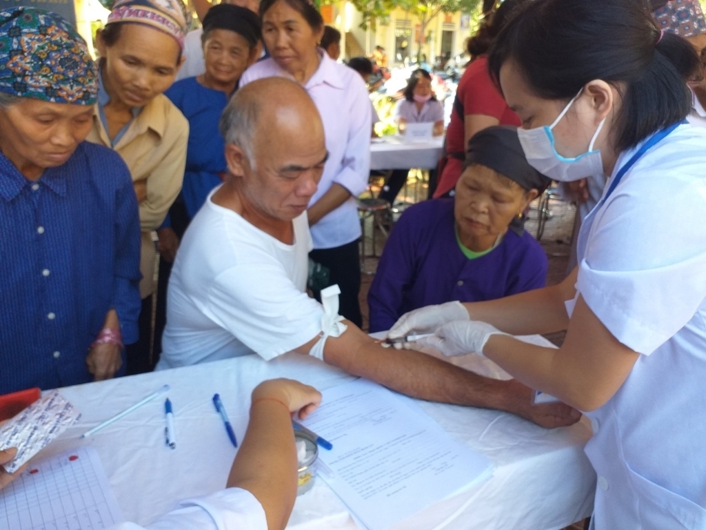 Lấy máu xét nghiệm sàng lọc HIV cho người dân tại xã Phong Quang