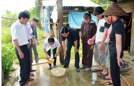 Cán bộ Y tế hướng dẫn hộ gia đình xử lý giếng nước sinh hoạt