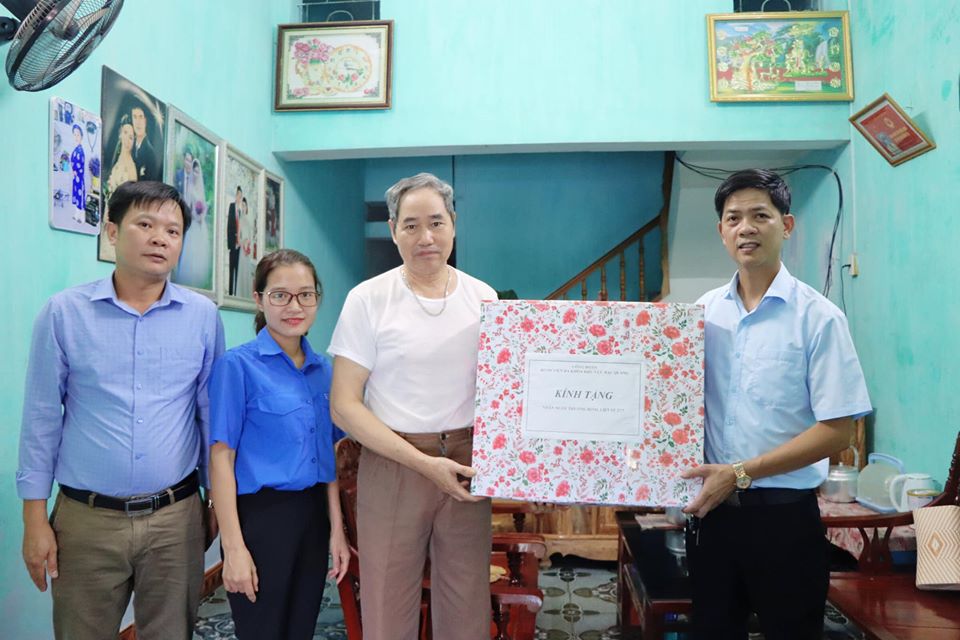 Ban Giám đốc, Công đoàn và Chi đoàn Thanh niên bệnh viện ĐKKV Bắc Quang thăm hỏi các gia đình chính sách