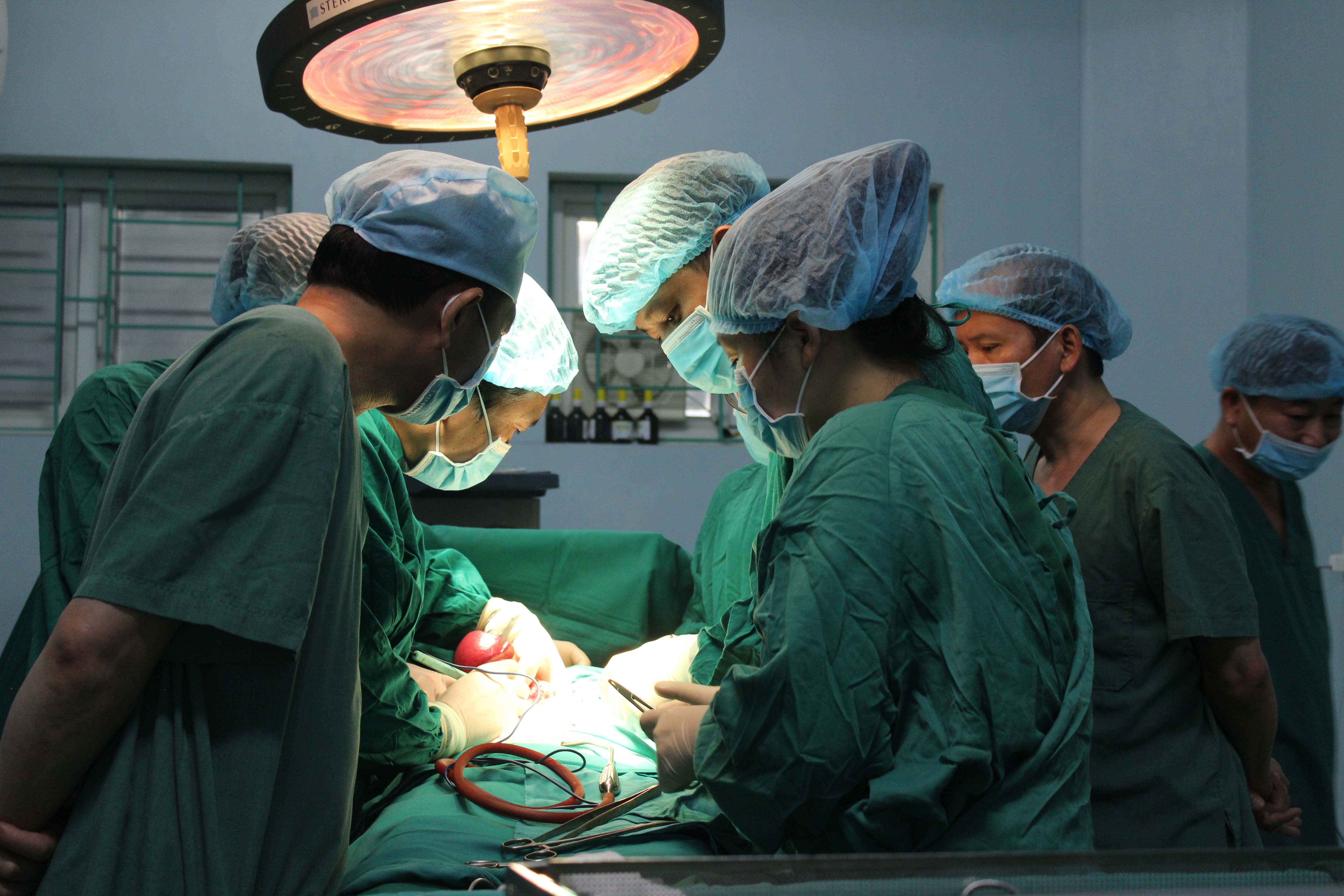 Các bác sĩ đang thực hiện kỹ thuật phẫu thuật khối u vùng tụy tạng cho bệnh nhân