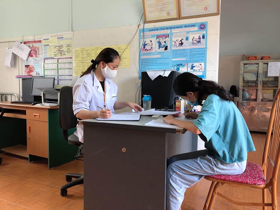 Công dân thị trấn Mèo Vạc đi du lịch Đà Nẵng về chủ động thực hiện việc khai báo y tế