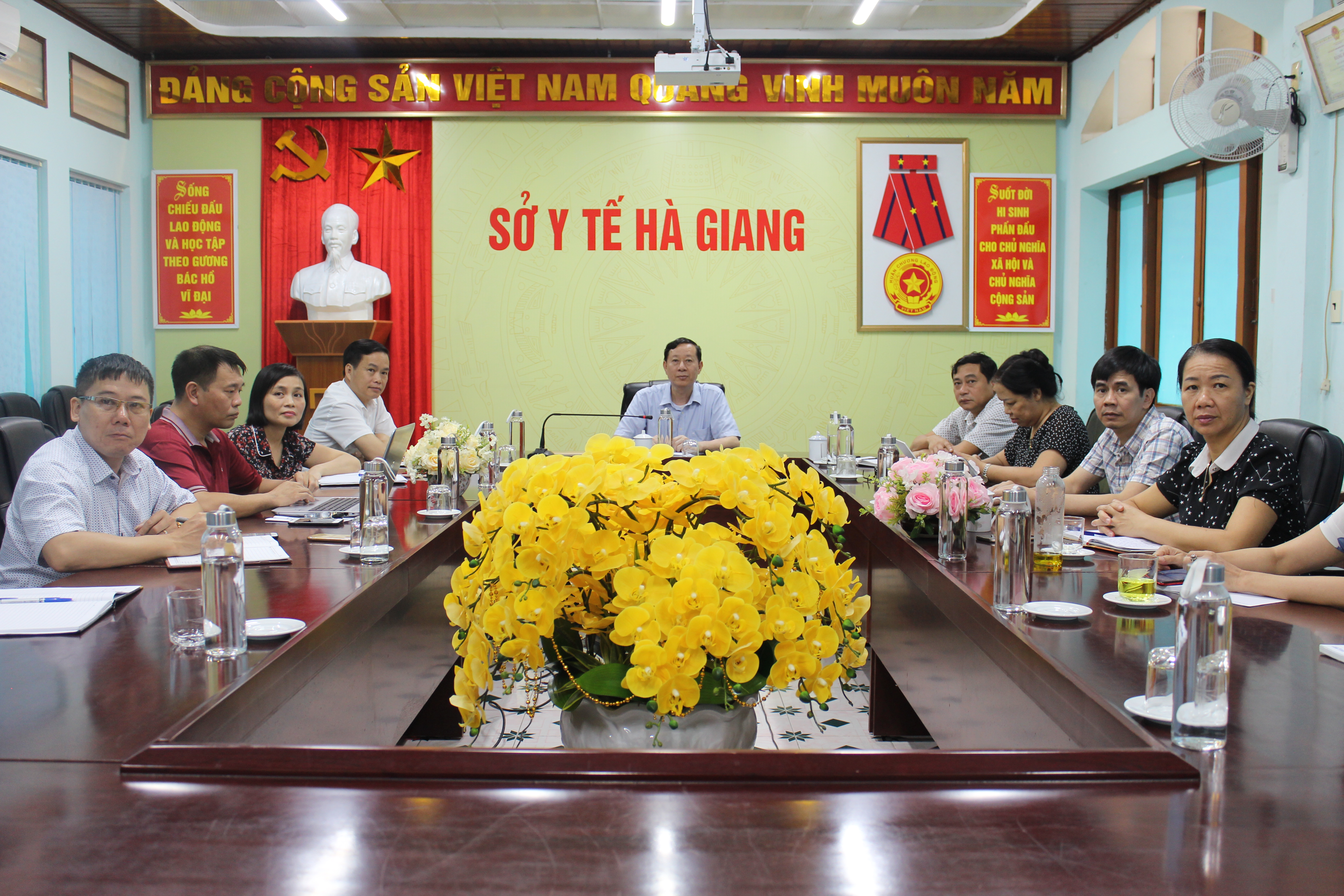 Đồng chí Lương Viết Thuần, Giám đốc Sở Y tế dự và chủ trì Hội nghị tại điểm cầu Hà Giang