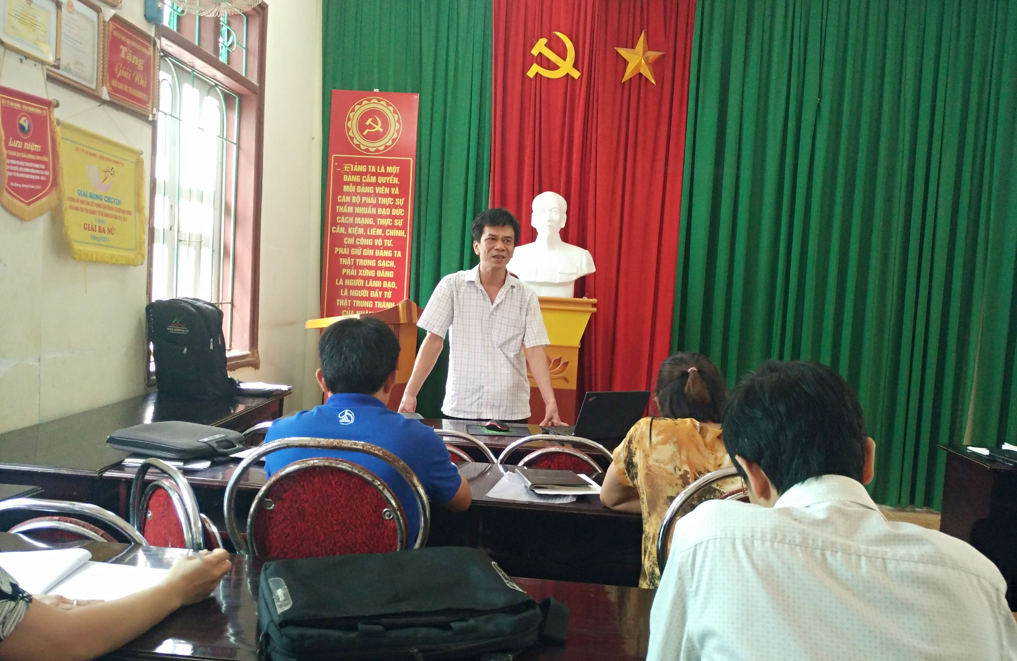 Đồng chí Nguyễn Xuân Thu, PGĐ Trung tâm Kiểm soát bệnh tật, triển khai các nội dung của lớp tập huấn