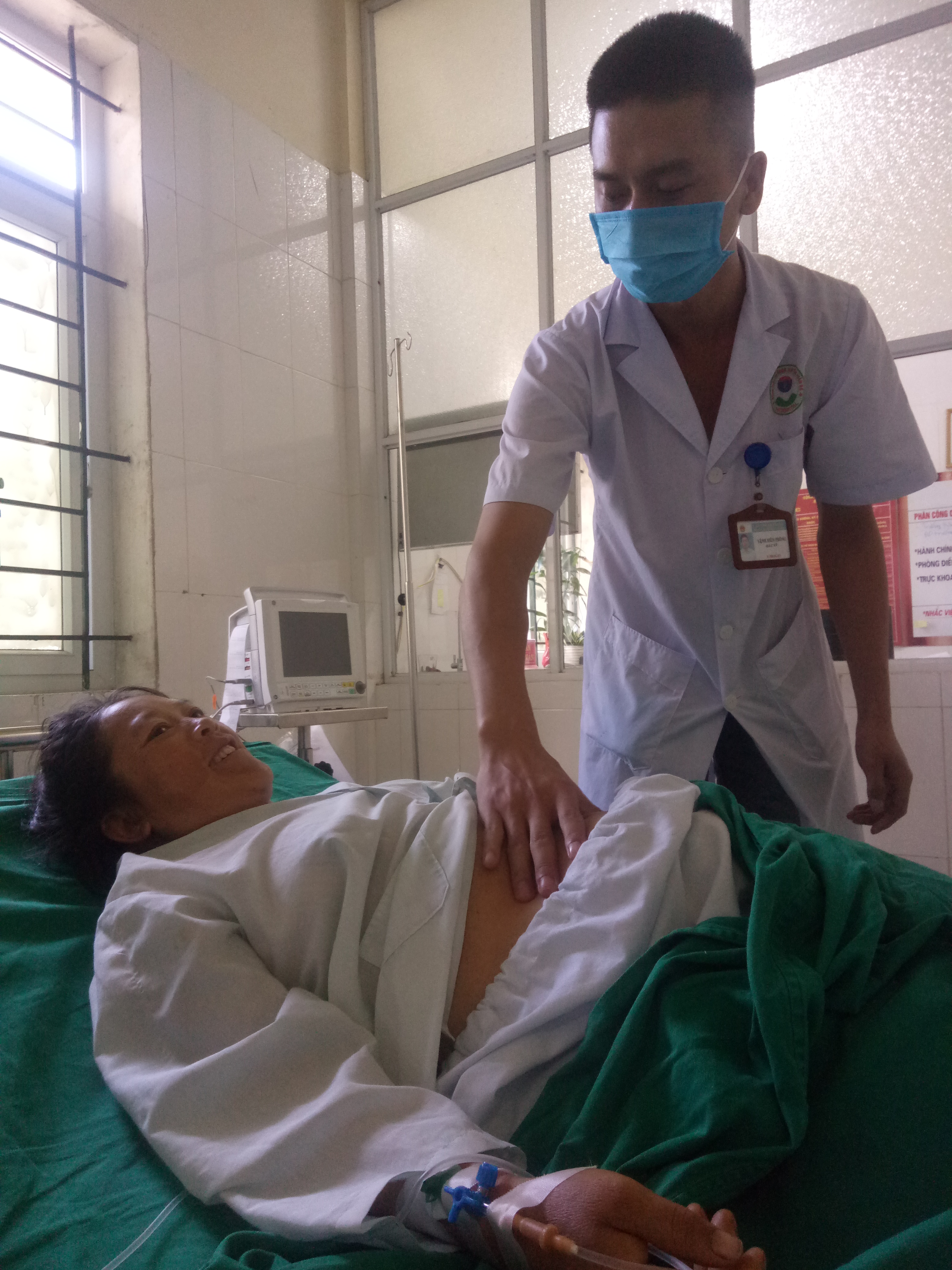 Bác sĩ BVĐK huyện Quản Bạ hiến máu cứu người bệnh