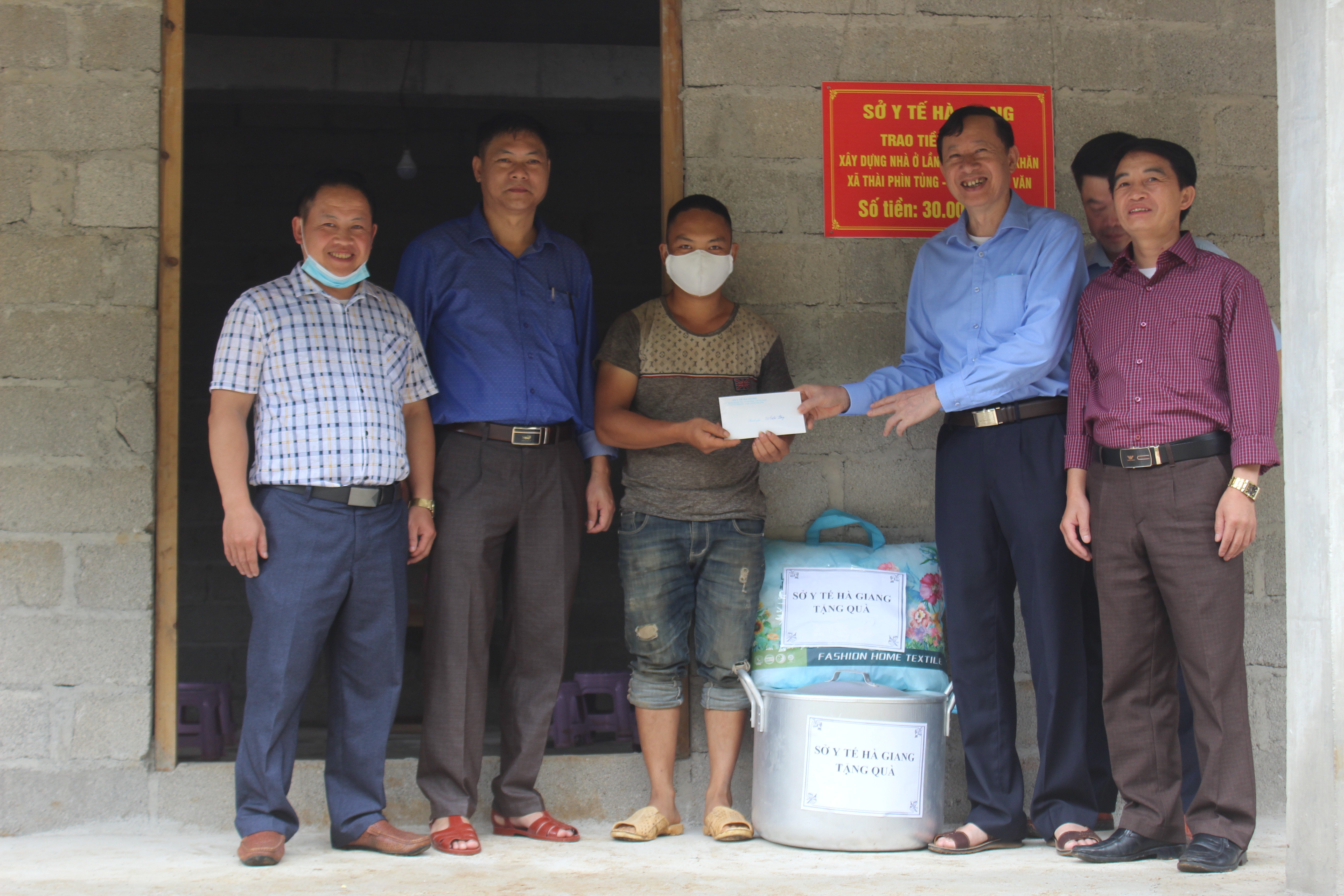 Sở Y tế trao tiền hỗ trợ xây nhà cho hộ nghèo tại xã Thài Phìn Tủng,  huyện Đồng Văn