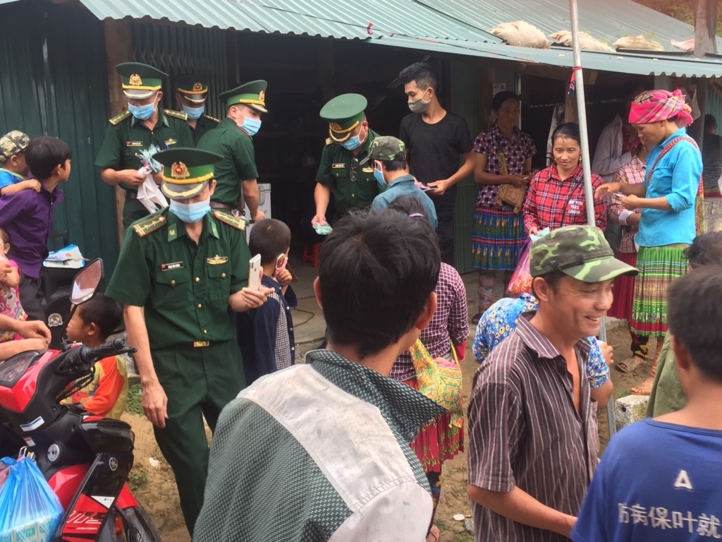 Cán bộ y tế kết hợp với Trạm Biên phòng tuyên truyền và phát khẩu trang tại chợ phiên xã Lao Chải