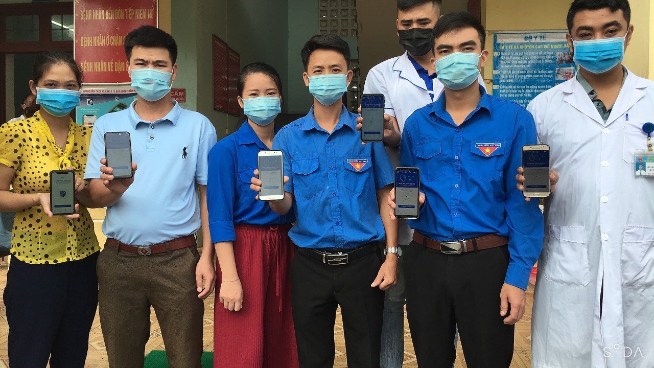 Cán bộ y tế, Đoàn Thanh niên hướng dẫn người dân cài đặt sử dụng ứng dụng Bluezone tại Trạm Y tế xã Linh Hồ