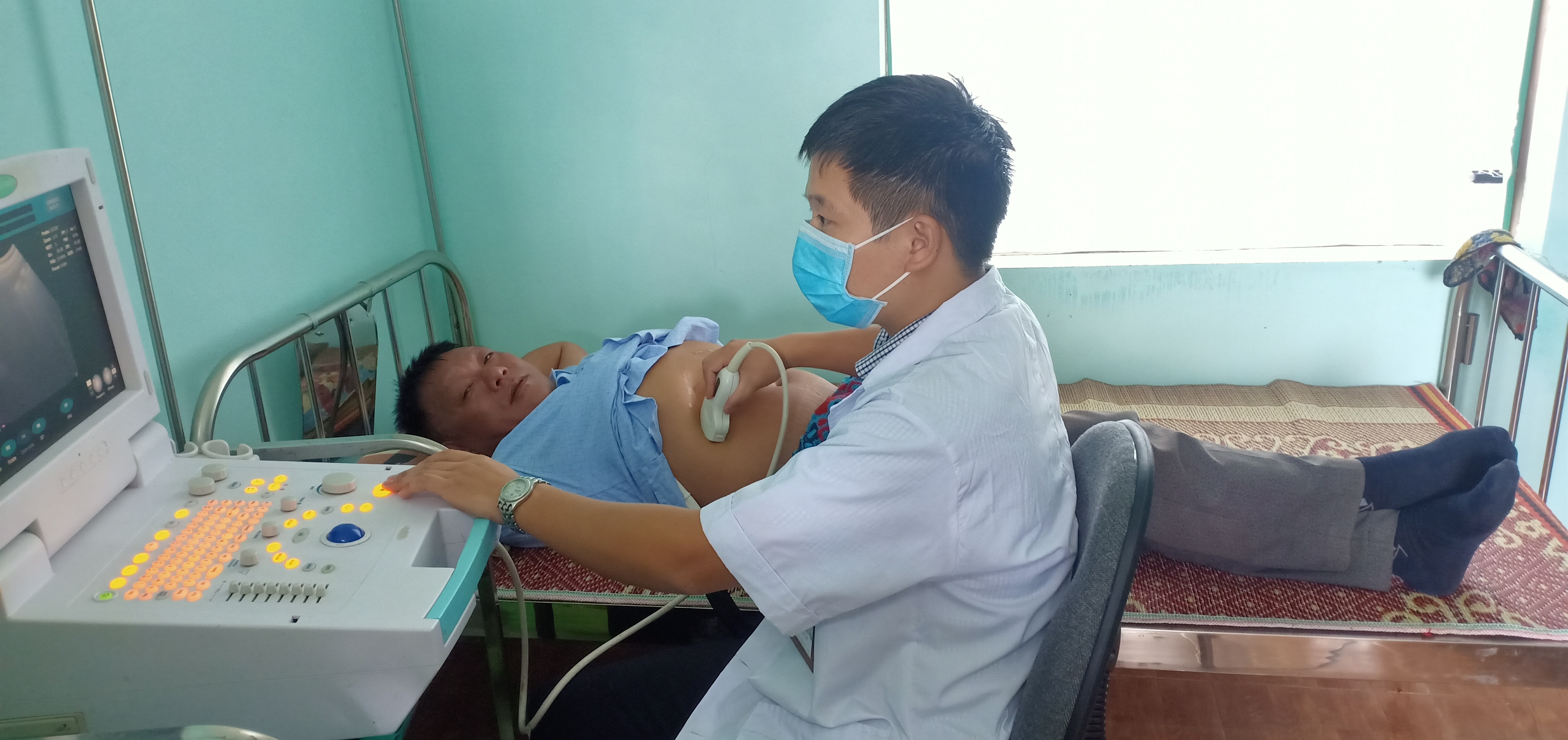 Bác sĩ siêu âm tổng quát cho cán bộ CCVC Trung tâm Y tế huyện Quản Bạ.